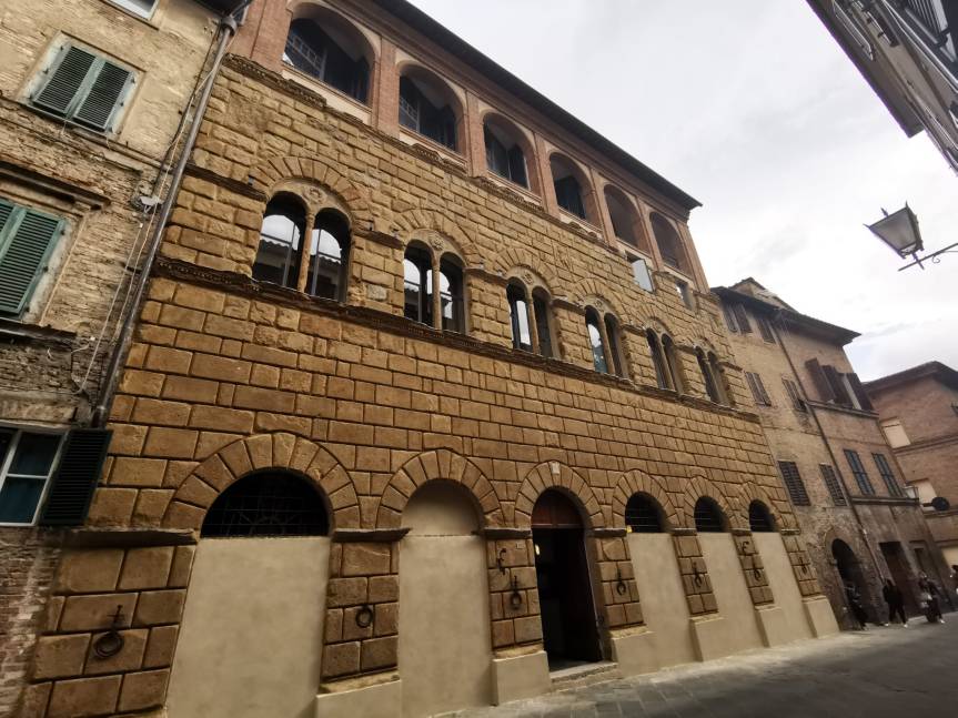 Siena: Università, torna a splendere la facciata di palazzo San Galgano in via&nbsp;Roma