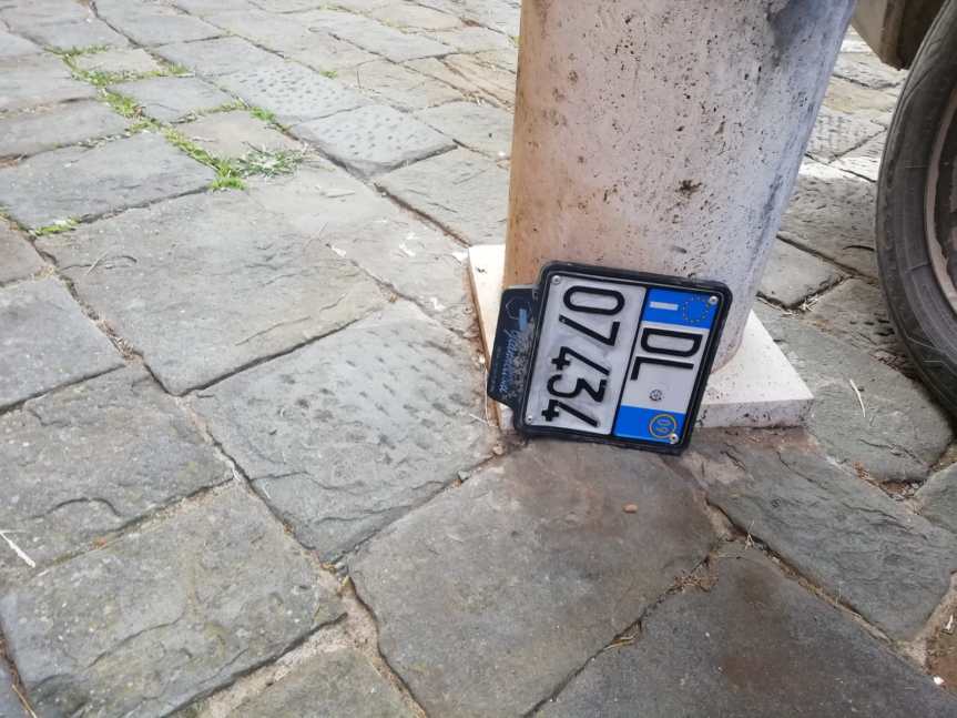 Siena: Oggi 27/10 in Piazza Santo Spirito ritrovata una targa di&nbsp;scooter