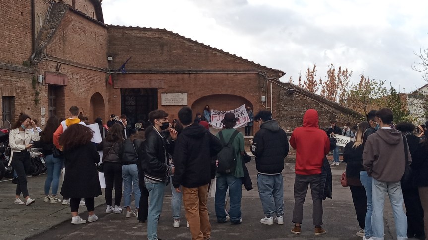 Siena: Oggi 02/11 protesta studenti Piccolomini sede distaccata di&nbsp;Montarioso