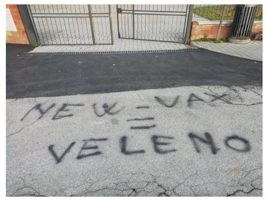 Provincia di Siena, Arbia, scritta no vax su scuola. La condanna di Giani e Nardini: “Episodio&nbsp;gravissimo”