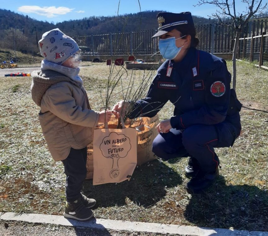 Siena: I carabinieri forestali nelle scuole per il progetto “Un albero per il&nbsp;futuro”