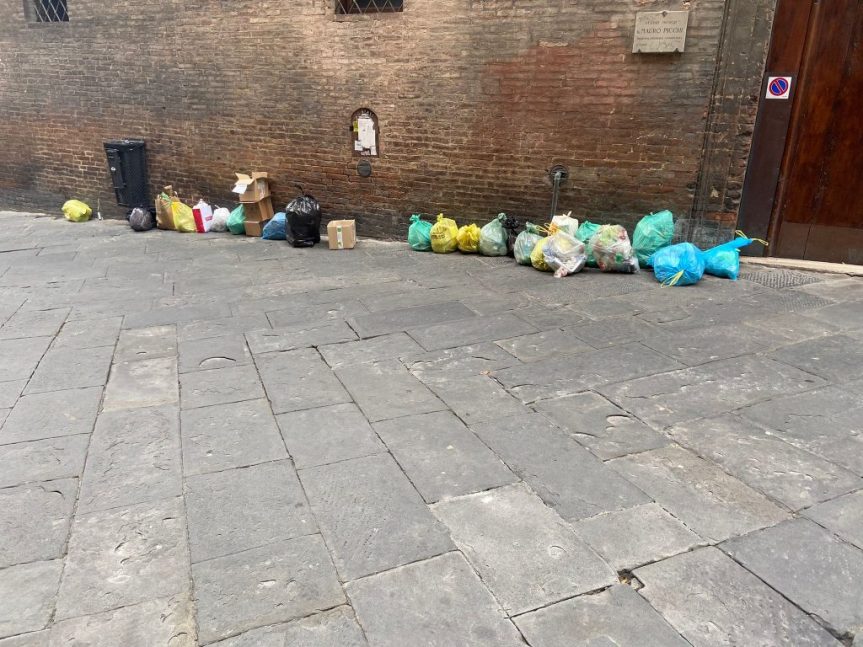 Siena: Rifiuti, ancora disagi in Via della Sapienza e in Via&nbsp;Colombini