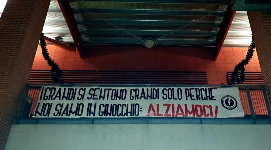 Siena: “I grandi sono grandi solo perché noi siamo in ginocchio”, lo striscione di Blocco&nbsp;Studentesco