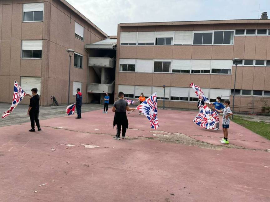 Palio di Asti:  Sbandieratori, musici e tamburini del Borgo Torretta coinvolti nel progetto di Educazione fisica della&nbsp;Martiri