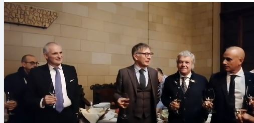 Palio di Siena: Oggi 10/12 nella Sala delle Lupe brindisi di Buon Natale fra i 17 Capitani, le autorità e i giornalisti&nbsp;senesi