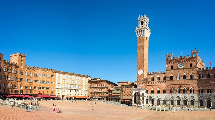 Siena: auto di lusso Pagani in mostra in Piazza del&nbsp;Campo