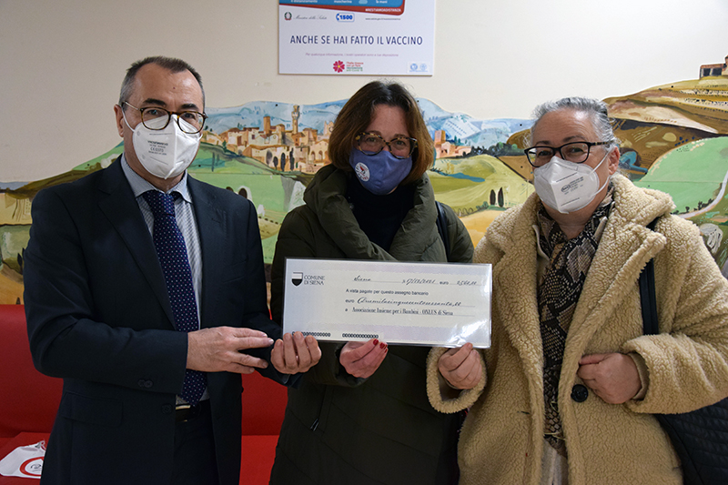 Siena, “Un girotondo di note”: L’assessore Appolloni consegna un assegno all’associazione “Insieme per i bambini&nbsp;onlus”