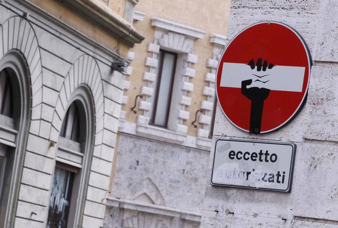 Siena: Clet torna in città e durante la notte con la sua street art modifica i cartelli stradali del centro&nbsp;storico