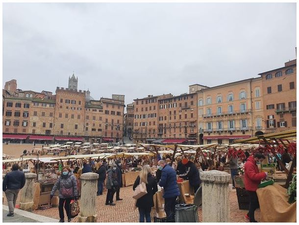 Siena: Oggi 04/12 alcune immagini dal Mercato nel&nbsp;Campo
