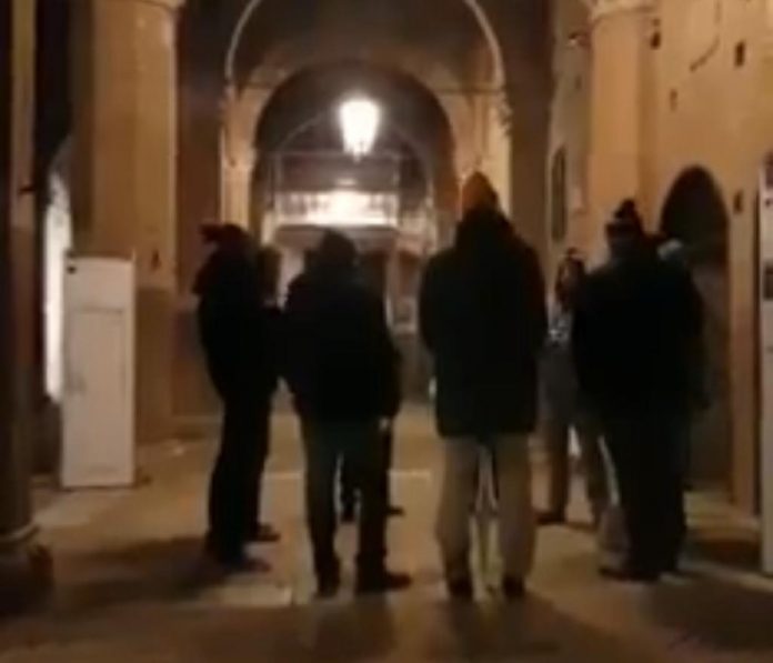 Siena, “Buon anno, buona fortuna”: Il canto di un gruppo di contradaioli emoziona la&nbsp;città