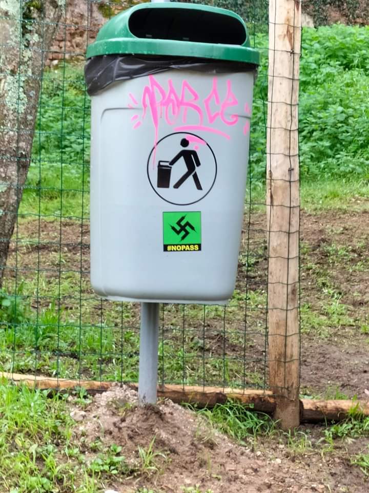 Siena: Adesivi no vax nell’area cani del Vicolo degli&nbsp;Orbachi