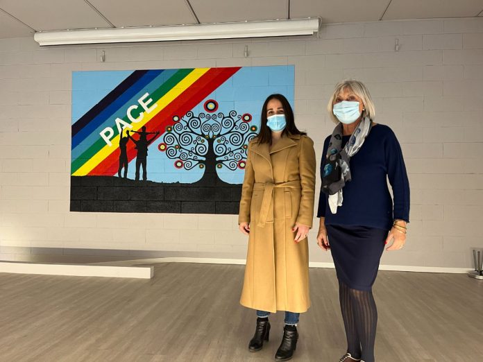 Provincia di Siena: Distilleria Deta regala un videoproiettore all’Istituto Don&nbsp;Milani