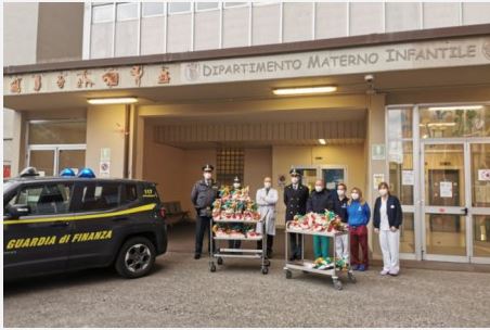 Siena: La Guardia di Finanza dona le calze della Befana ai piccoli&nbsp;pazienti