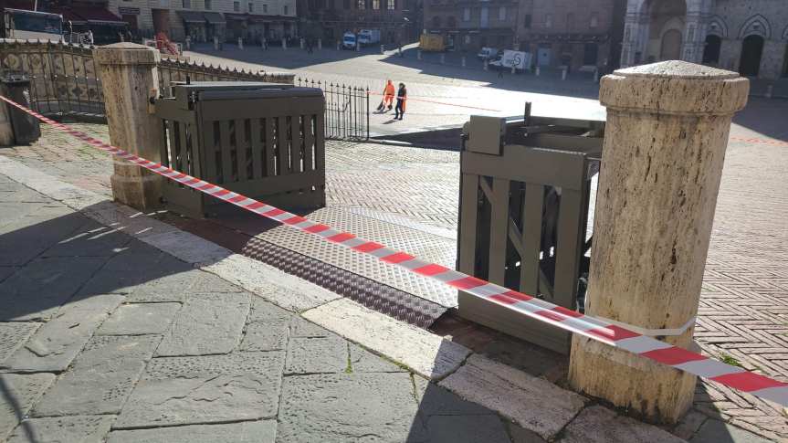 Palio di Siena: Oggi 05/04 in fase di montaggio i 5 varci automatici in Piazza del&nbsp;Campo