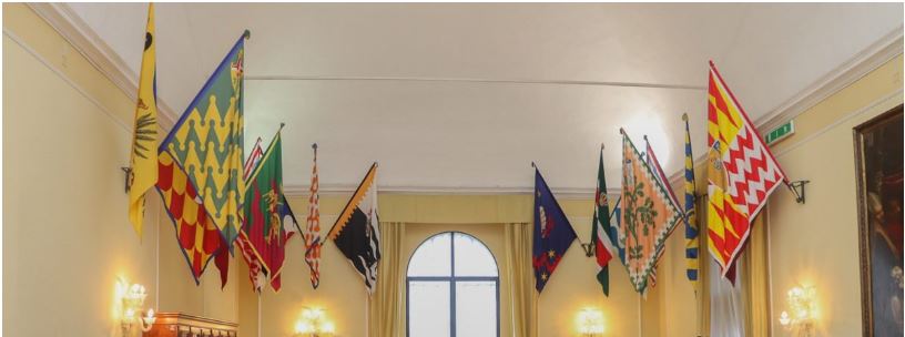 Siena: Donate le bandiere delle contrade alla&nbsp;polizia