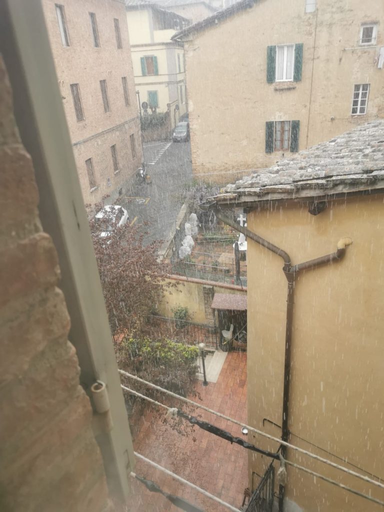 Siena: Oggi 02/04 anche nella nostra città  sono arrivati freddo e&nbsp;neve