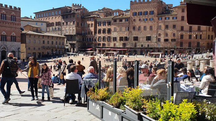 Siena: Vacanze in città, i turisti cercano l’arte e il buon&nbsp;cibo