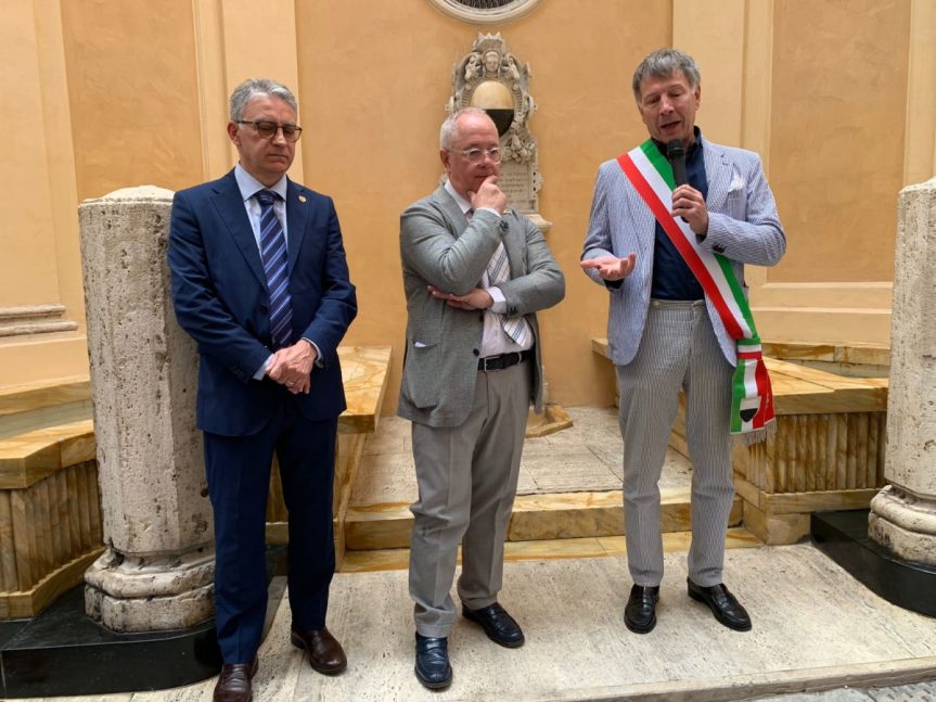 Palio di Siena, il Leocorno inaugura la fontanina. Mariotti: “Ridiamo alla città un patrimonio artistico e&nbsp;culturale”