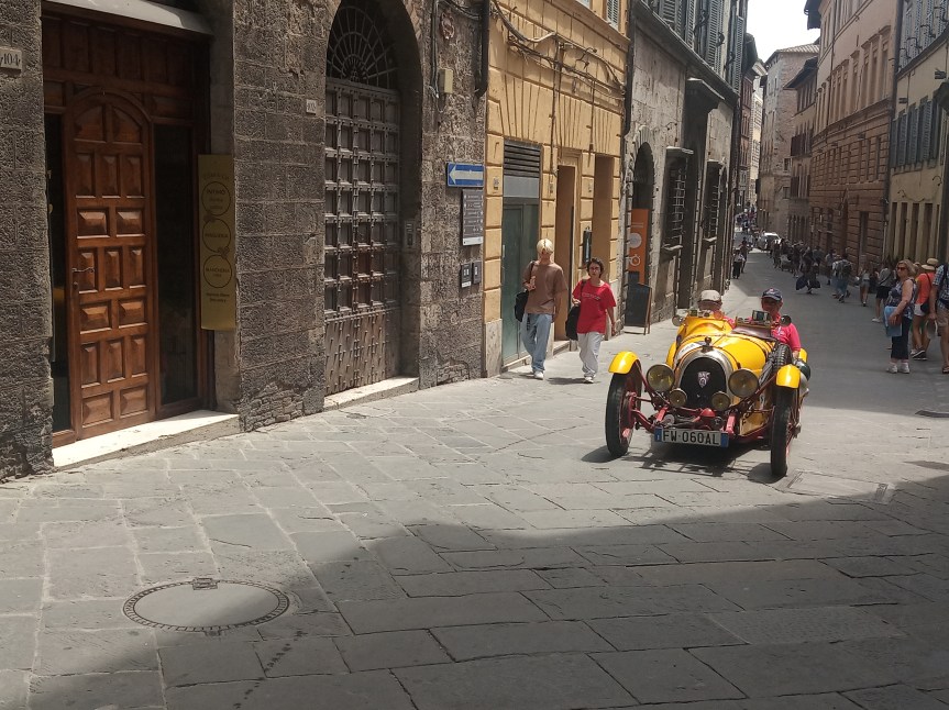 Siena, Mille miglia, in Piazza del Campo la magia delle auto d’epoca. “Siena è davvero&nbsp;splendida”