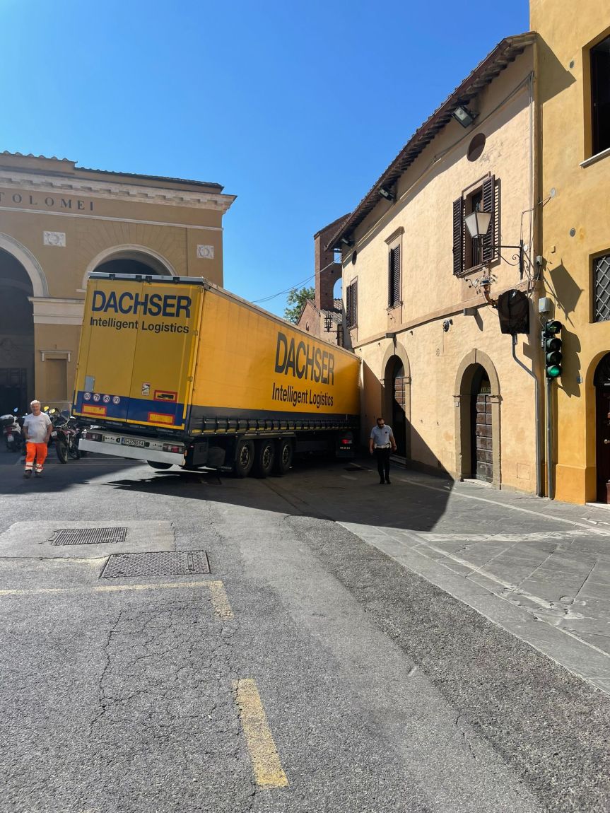 Siena: Oggi 28/07 mezzo pesante incastrato in Piazza Sant’Agostino