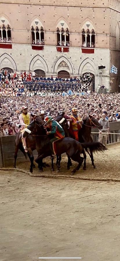 Palio di Siena: Il Palio alla “squid game” che costringe Siena a una&nbsp;riflessione