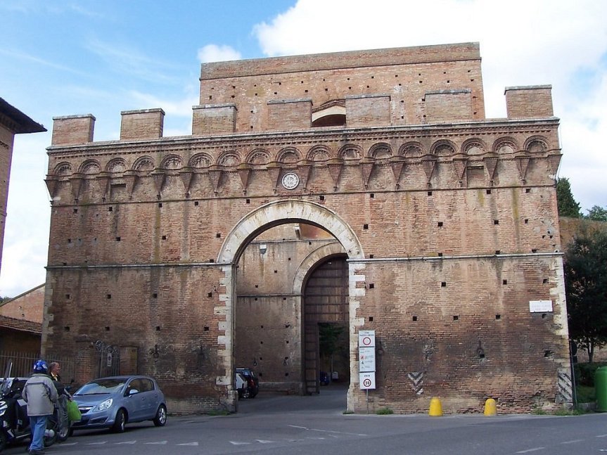 Siena, Prosegue il restauro delle porte lignee: Smontata Porta dei Pispini