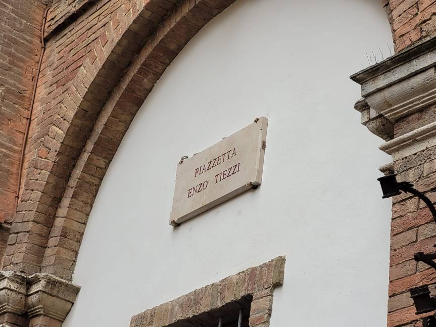 Siena: Intitolata a Enzo Tiezzi una piazza nel centro&nbsp;storico