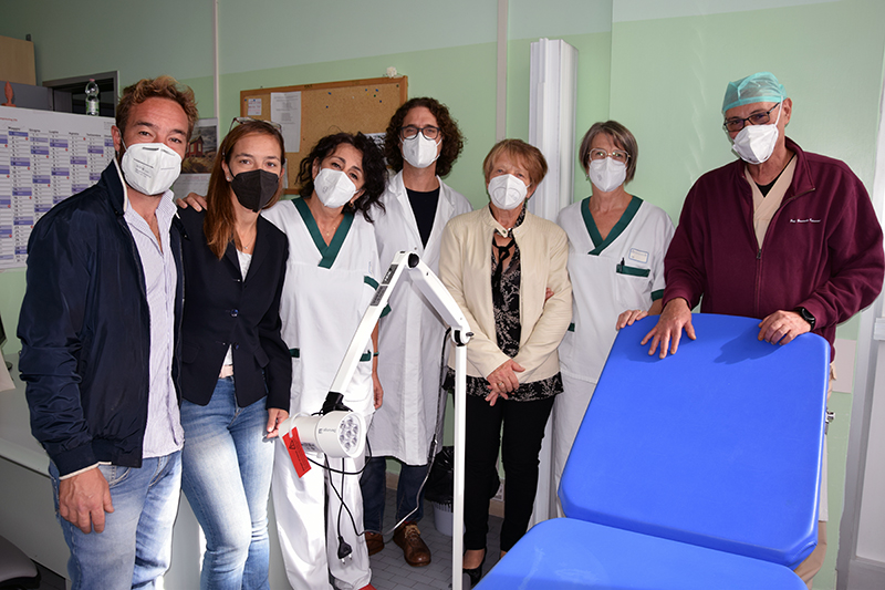 Siena: Lampada portatile per gli ambulatori della Chirurgia vascolare donata in memoria di Renzo Marchi
