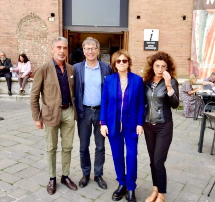 Siena: Gianna Nannini al Santa Maria della Scala per vedere la mostra “Arte&nbsp;senese”