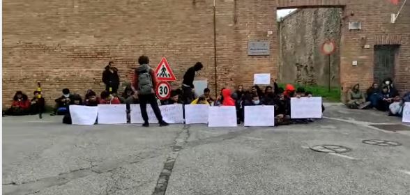 Siena: I migranti pakistani protestano davanti alla questura