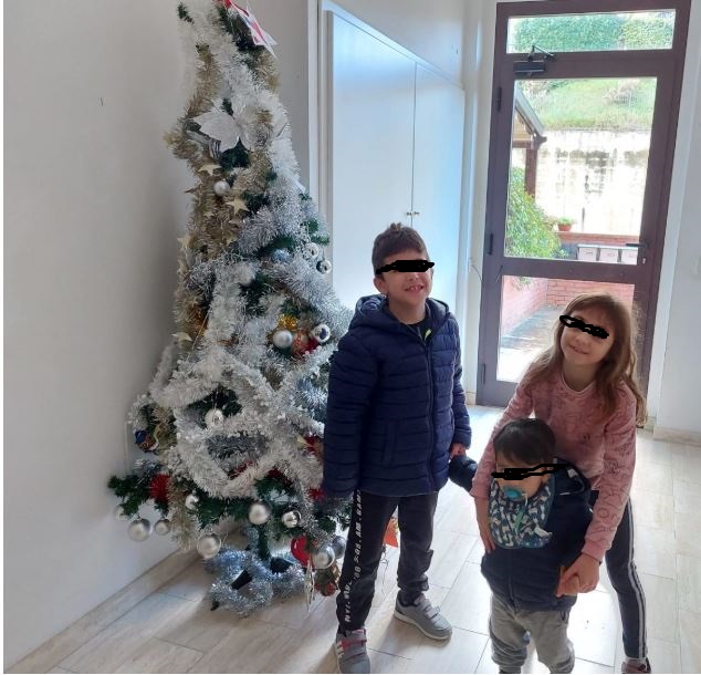 SIena: I bambini addobbano un albero di Natale per le persone sole di un&nbsp;condominio