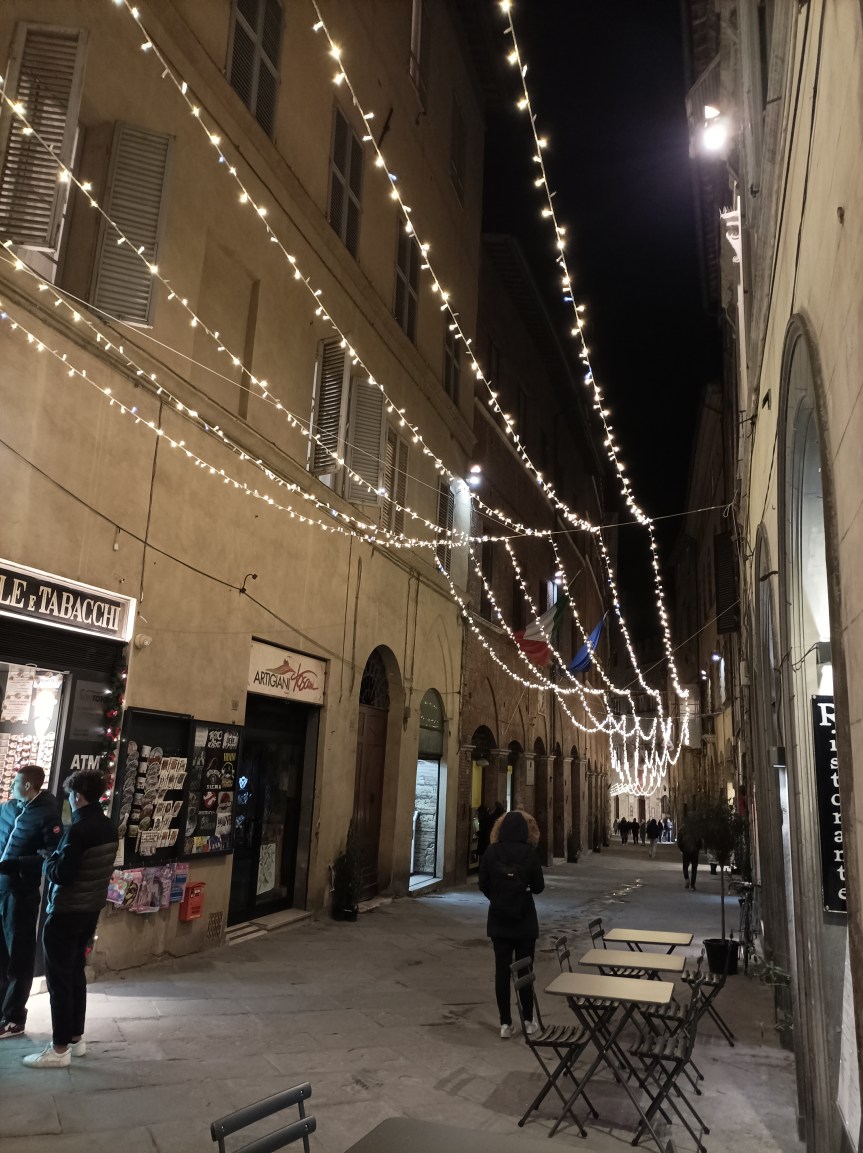 Siena: Si accendono le luminarie natalizie nel&nbsp;centro