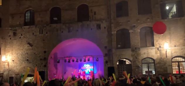 Provincia di Siena: San Gimignano, dopo anni di restrizioni un capodanno di musica e divertim ento in piazza del&nbsp;Duomo