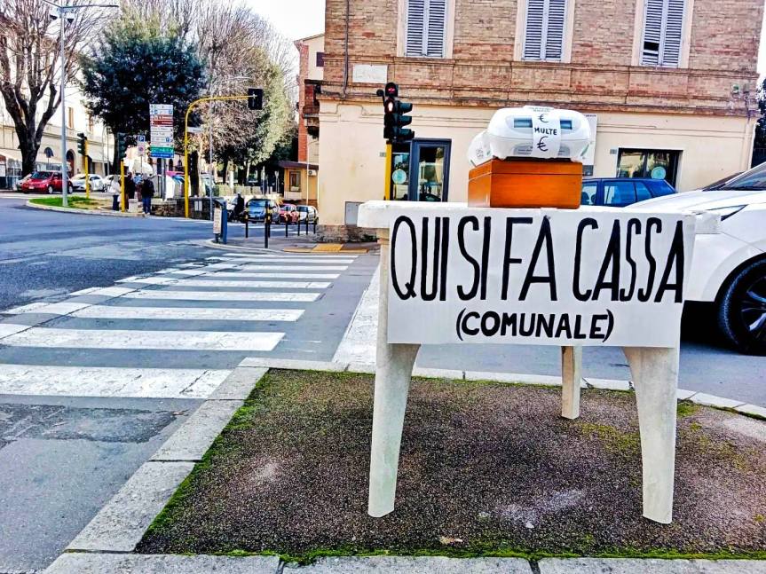 Siena, Tavolino e rilveatore di cassa: “Qui si fa cassa comunale”, azione goliardica di&nbsp;Casapound