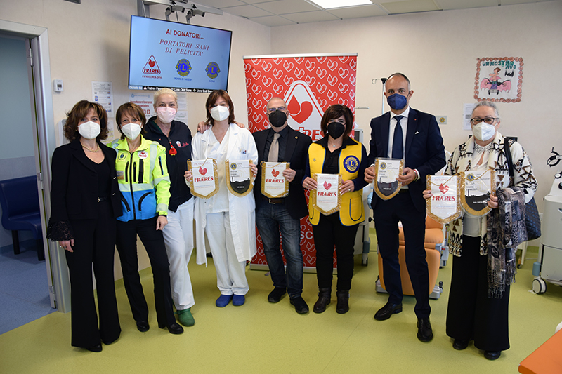Siena: Fratres Pievasciata e i Lions Club Siena e Torre di Mezzo donano una smart tv al Centro Emotrasfusionale