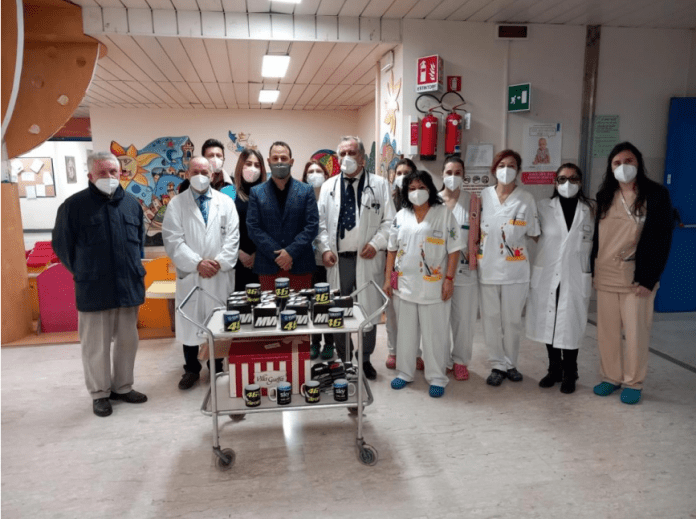 Siena: Scotte, consegnate le Tazze di Campioni ai piccoli pazienti di&nbsp;pediatria