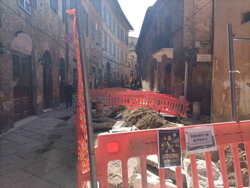 Siena, commercianti di Via Camollia oscurati dal cantiere: “Altro che scheletro, vogliamo un risarcimento”