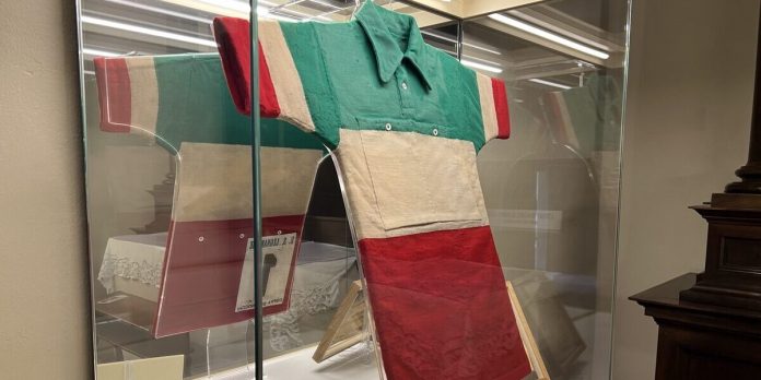 Siena: Restaurate, con un progetto di Opera Laboratori, tre storiche maglie di Gino&nbsp;Bartali