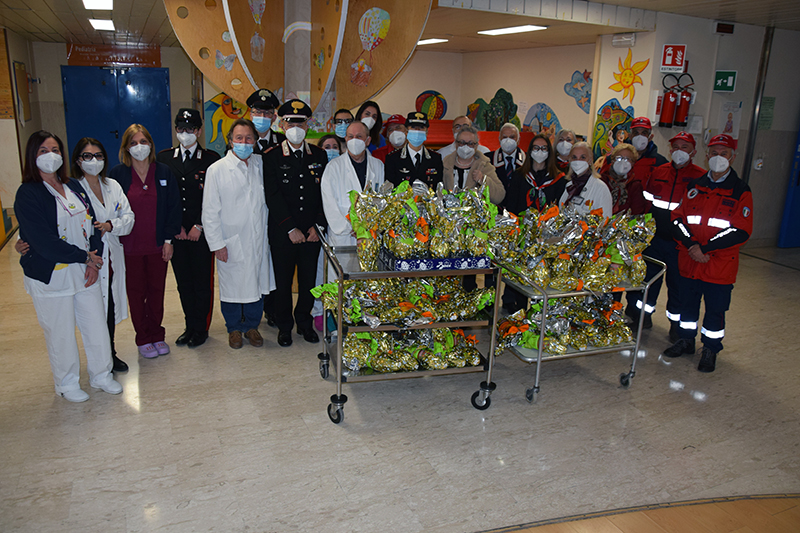 Siena, Generosità e sensibilità da parte dell’Associazione Nazionale Carabinieri e dell’Arma per i piccoli pazienti ricoverati: Uova pasquali, sorrisi e&nbsp;allegria