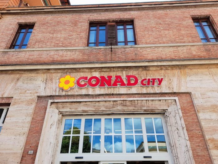 Siena, Sangue al supermercato. Giovane inseguito e accoltellato: “Sembrava&nbsp;morto”