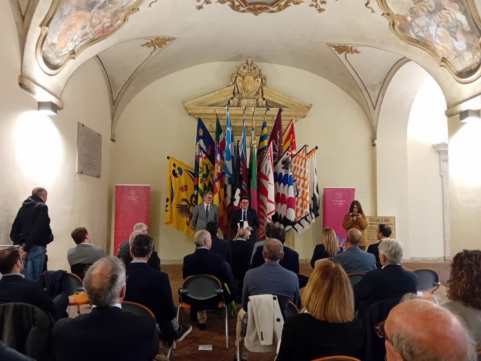 Siena: Le diciassette Contrade consegnano le loro bandiere&nbsp;all’Unisi