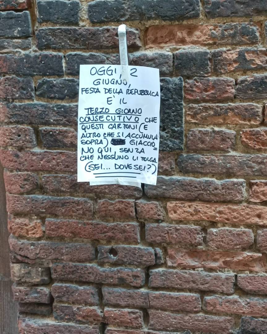 Siena: Oggi 02/06 in Via Franciosa spunta cartello scarcastico su scatoloni abbandonati in&nbsp;strada