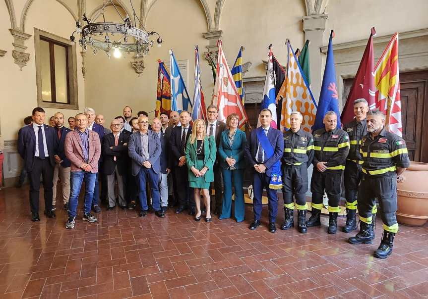 Siena, Proseguono eventi 2 giugno: Consegnate a Prefetto e Presidente della Provincia le bandiere delle 17&nbsp;contrade