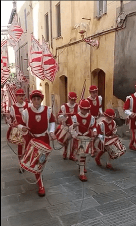 Siena: Oggi 04/06 la Giraffa effetua il Giro di Onoranze alle&nbsp;Consorelle