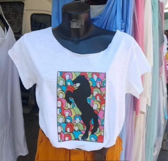 Palio di Siena: Il Drappellone di agosto avvistato in una maglietta al mercato&nbsp;settimanale