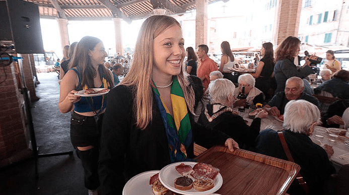 Siena, Torna “A pranzo co’ nonni”, Fabio: “Giovani e anziani a tavola insieme, l’incontro tra generazioni è la nostra&nbsp;ricchezza”