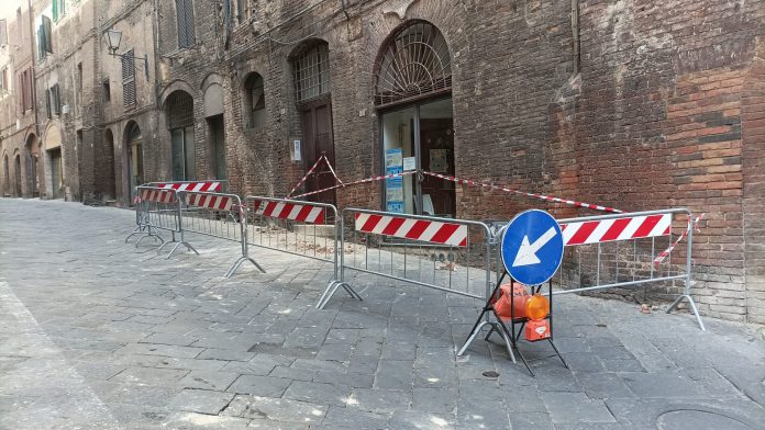 Siena: Cadono mattoni da un palazzo in via Pendola, transenne in&nbsp;centro