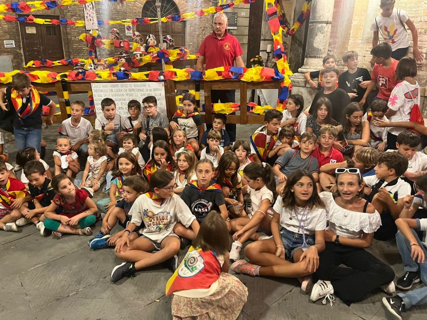 Siena: Festa della Madonna, i piccoli contradaioli addobbano i tradizionali&nbsp;Tabernacoli