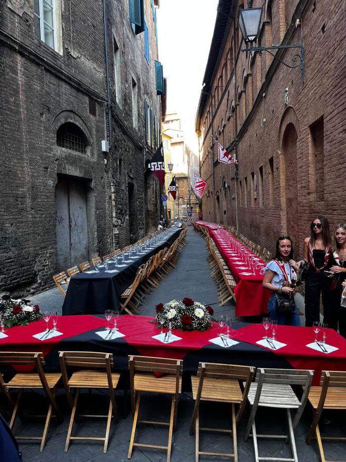 Siena: Le contrade della Civetta e della Giraffa festeggiano a pranzo i cento anni dall’inizio dell’alleanza