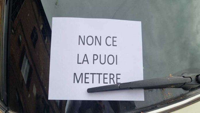 Siena: Cartelli sulle auto contro la sosta selvaggia in Piazza&nbsp;Provenzano